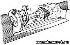 Прием ручной притирки валика на токарном станке